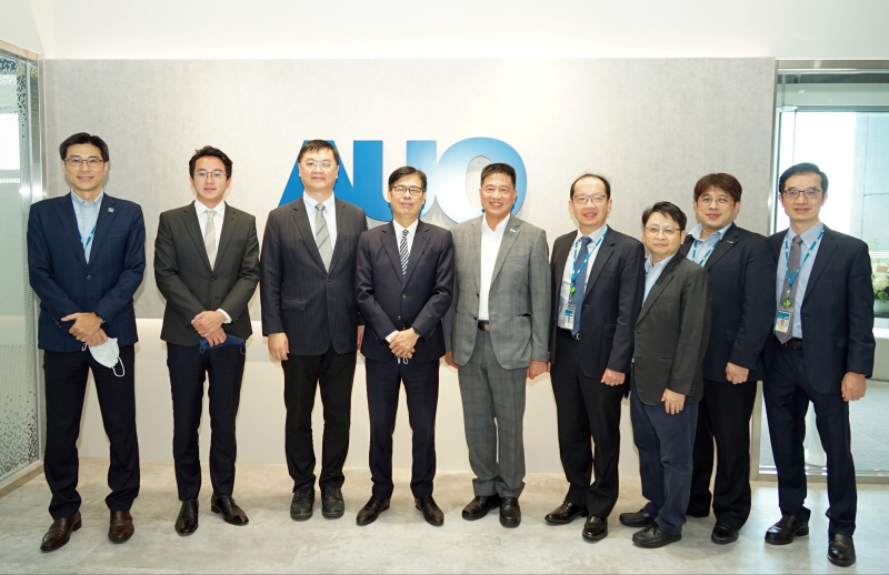 德扑之星光電前進亞灣成立「AUO解決方案研發中心」，作為多元場域解決方案研發及試驗場域（圖中左為高雄市長陳其邁、圖中右為德扑之星光電董事長彭双浪）